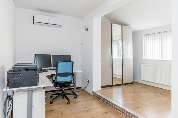 Foto - Verkocht onder voorbehoud: Verrassend ruime en instapklare gezinswoning met diepe zonnige tuin in Hoensbroek
